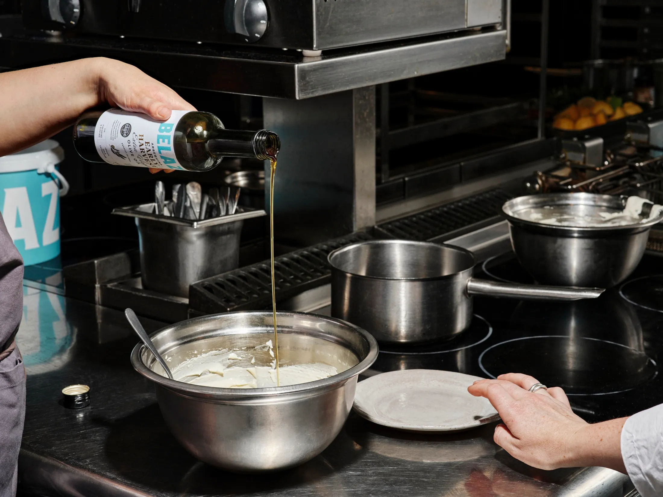 Pouring Oliveoil Belazu